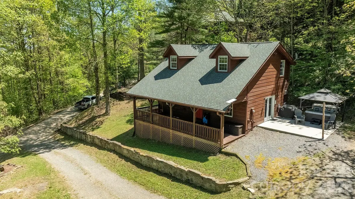 95 Lasso LN, Waynesville, NC 28785