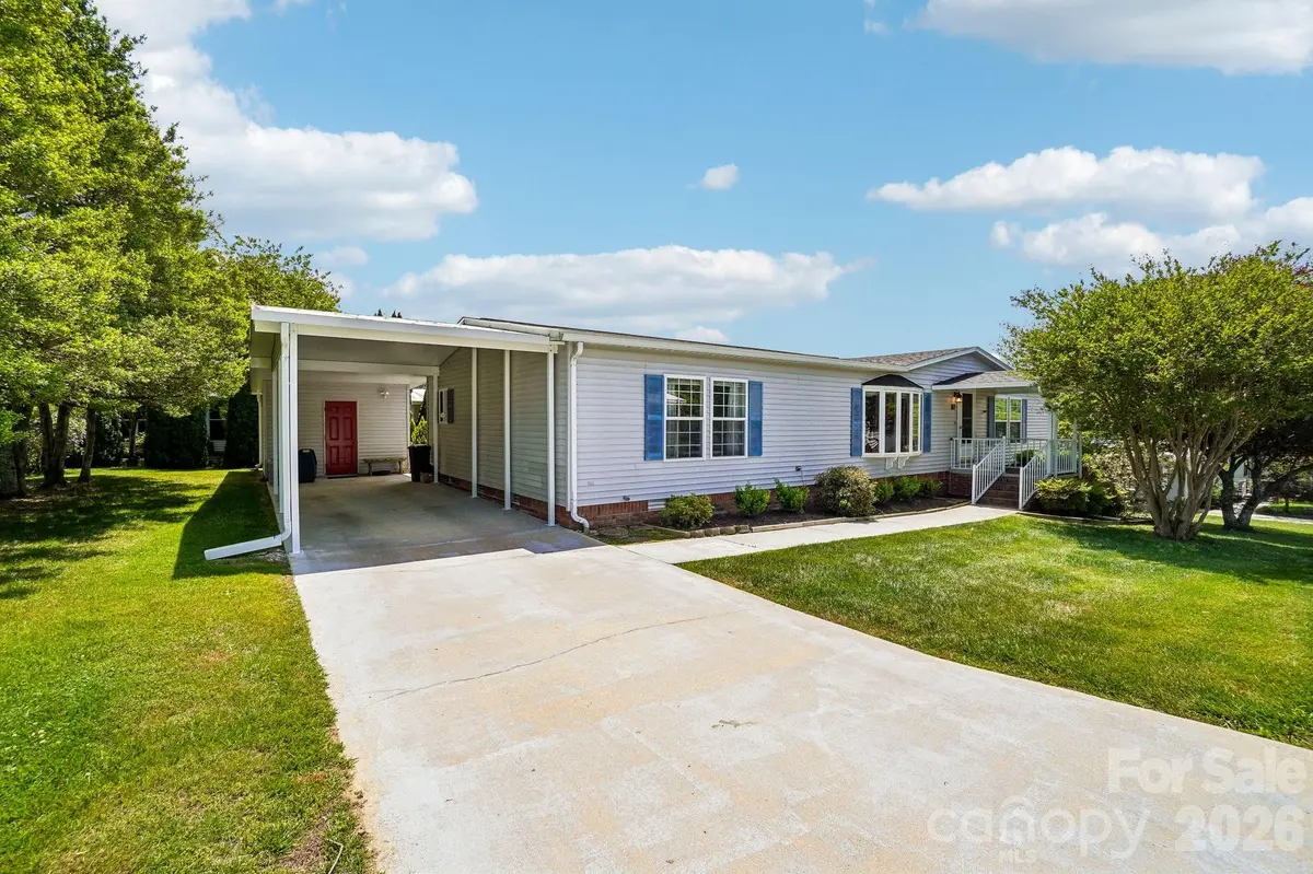 10 N June LN, Hendersonville, NC 28792