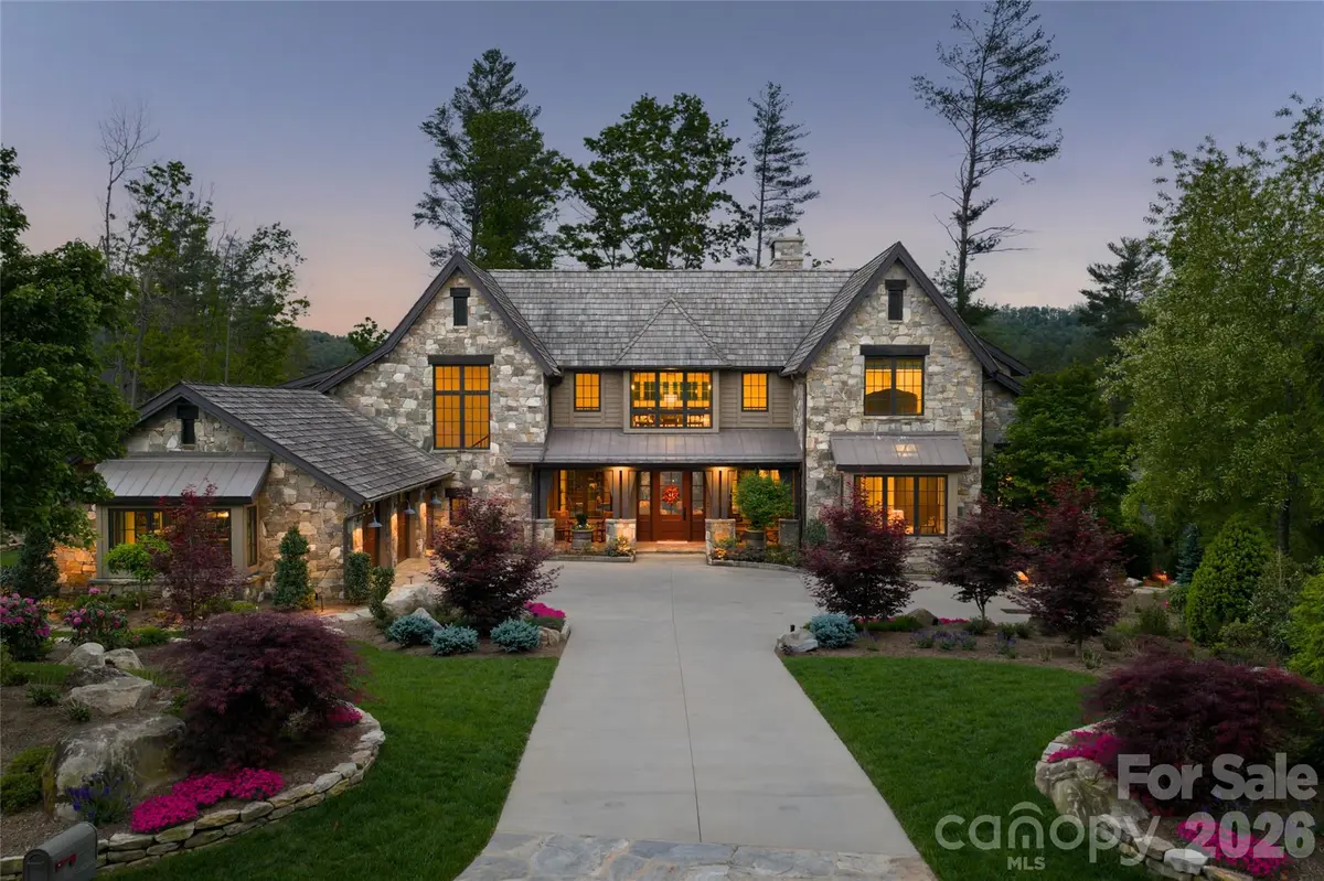 18 Fairsted DR, Asheville, NC 28803