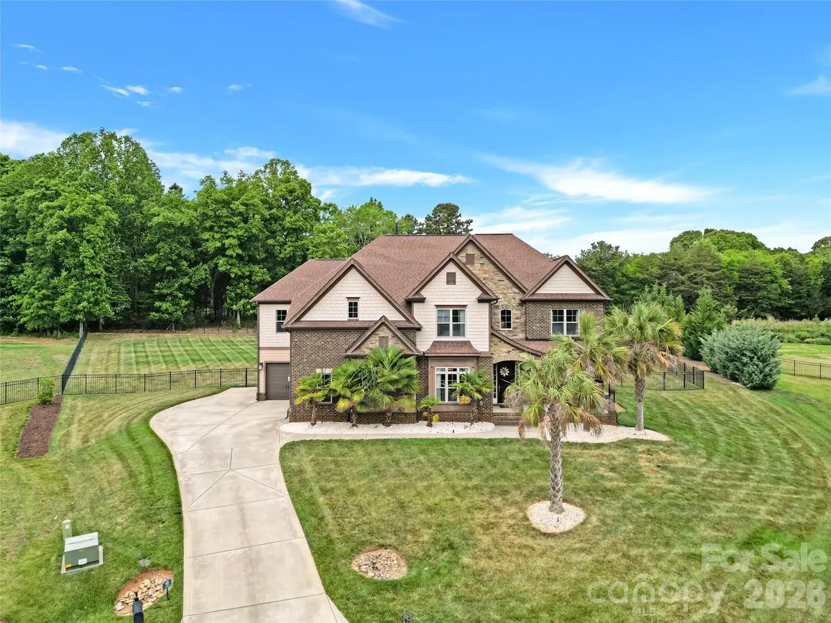125 Leeward Shoals LN, Mooresville, NC 28117