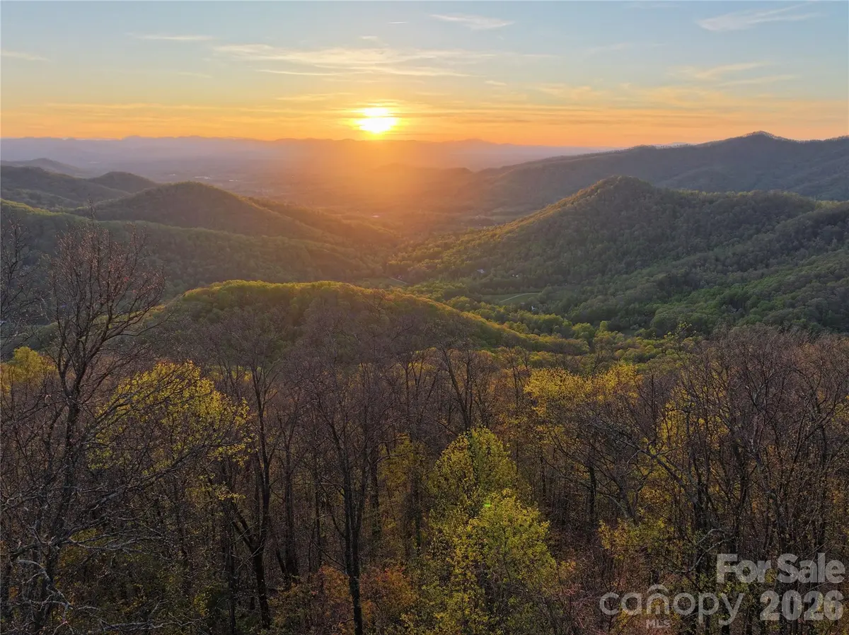 48 Benfield RD, Weaverville, NC 28787