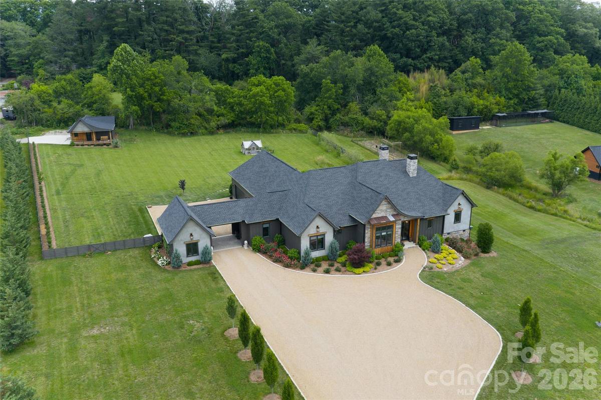23 Benton Farms LN, Horse Shoe, NC 28742