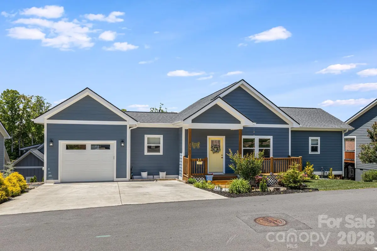 215 Oak Meadow LN, Asheville, NC 28804