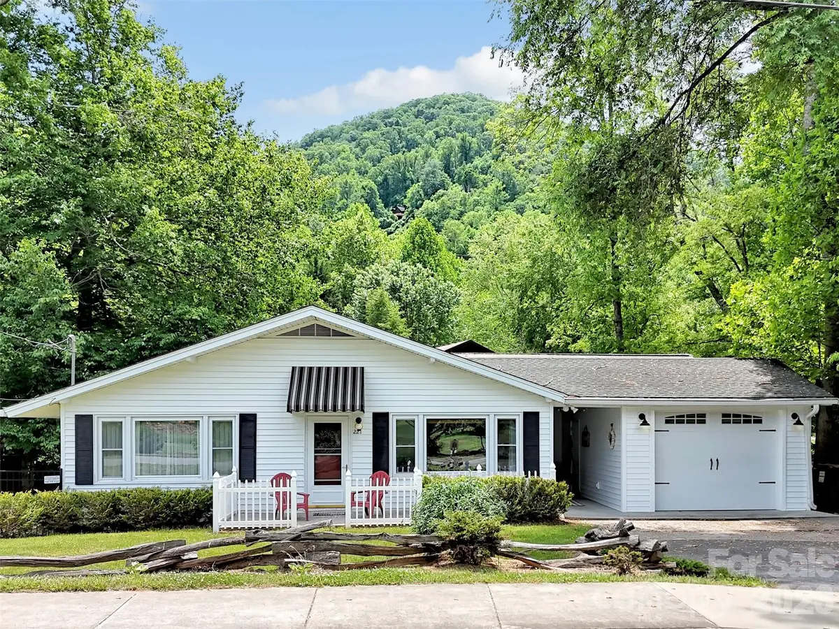 221 Moody Farm RD, Maggie Valley, NC 28751