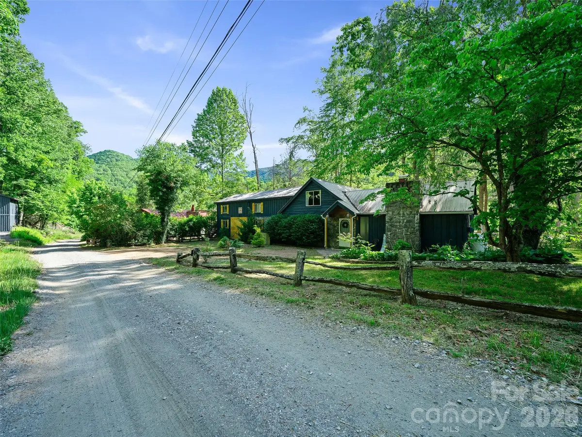 137 Mountain Farm RD, Burnsville, NC 28714