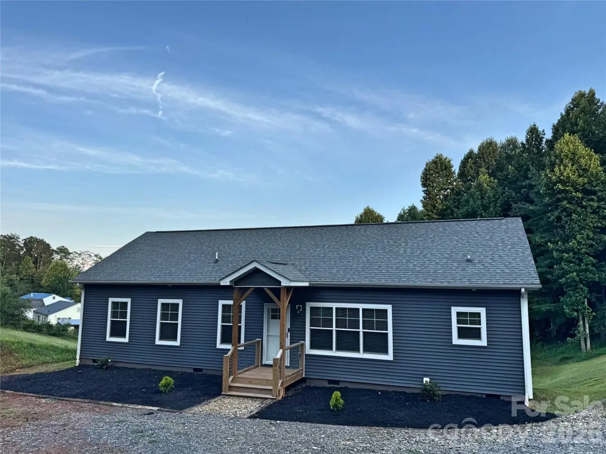 2 Watsell DR, Leicester, NC 28748