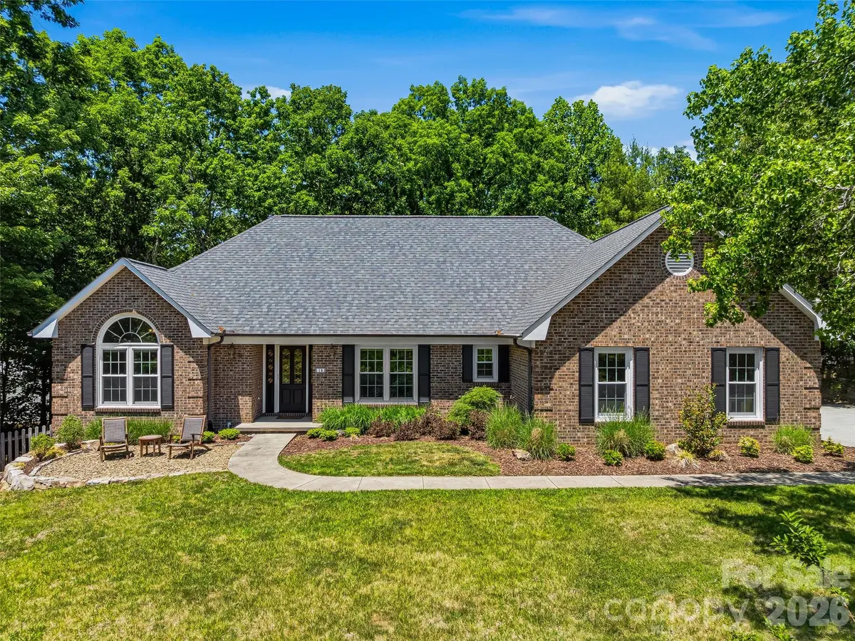 18 High Bluff DR, Weaverville, NC 28787