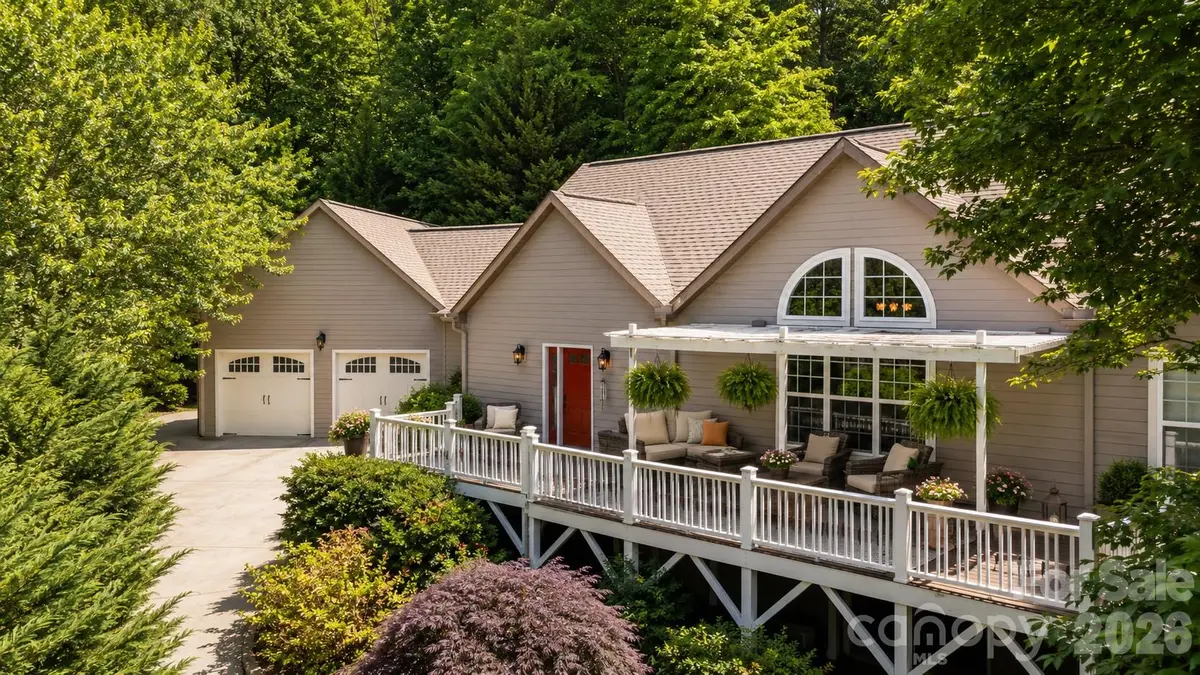 60 Hawks Pointe LN, Weaverville, NC 28787