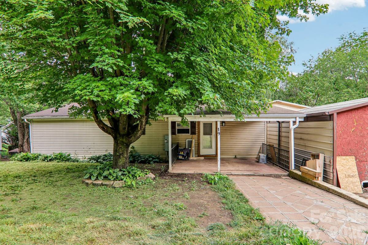 19 Dot ST, Clyde, NC 28721