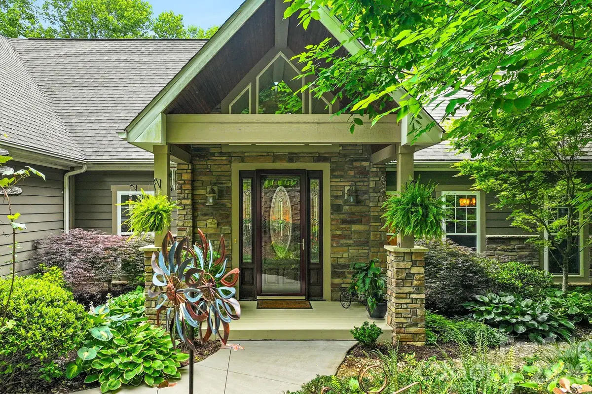 522 Silver Hawk LN, Weaverville, NC 28787