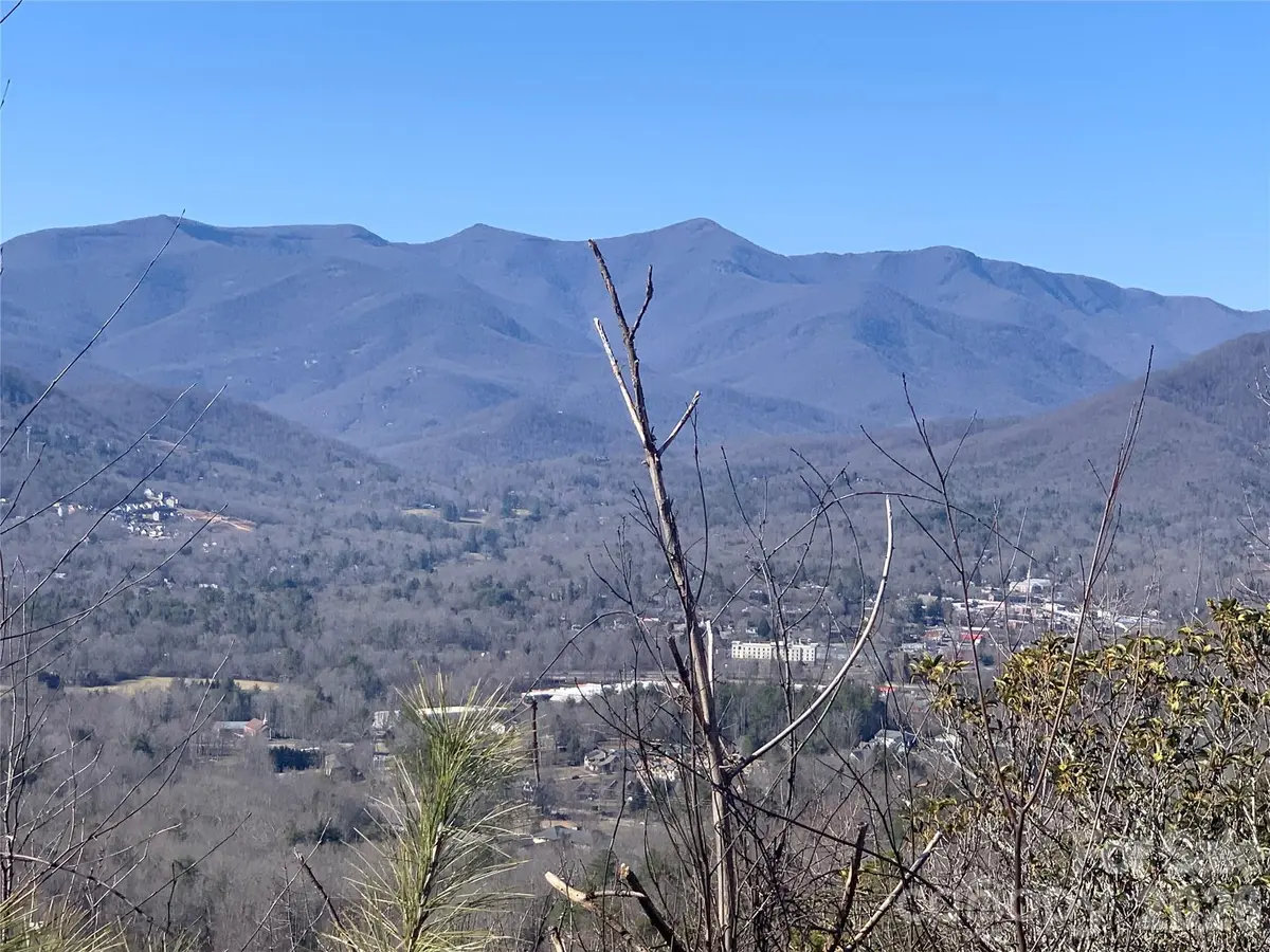 124 Settings BLVD, Black Mountain, NC 28711
