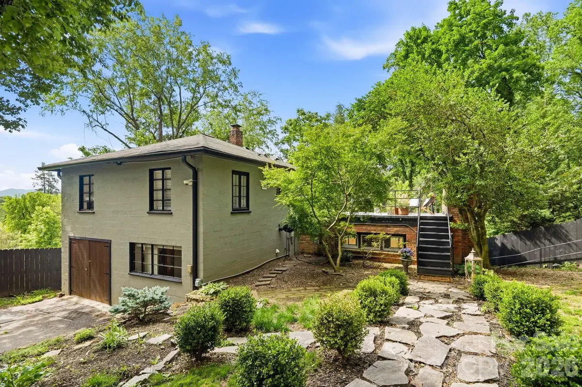 38 Aurora DR, Asheville, NC 28805
