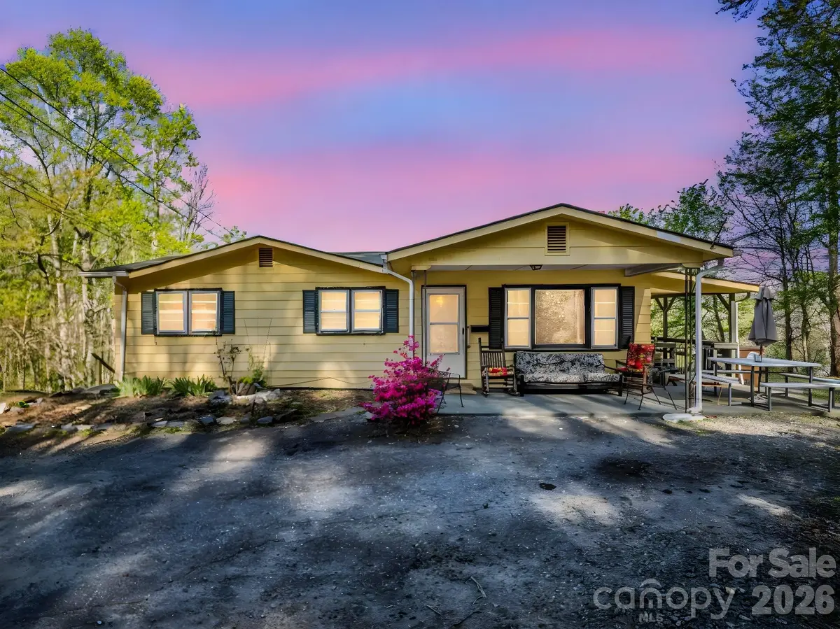 135 Jordan RD, Swannanoa, NC 28778