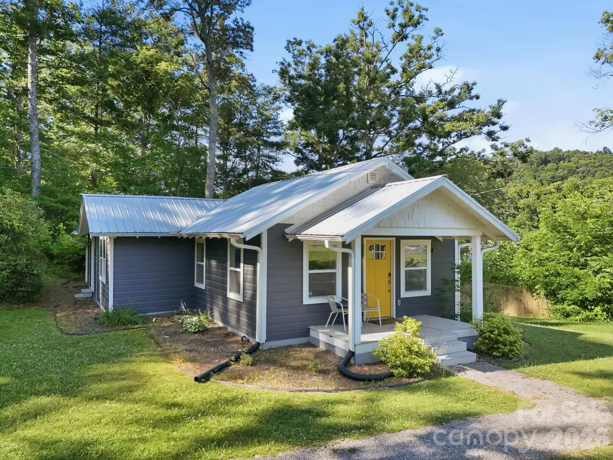 15 Old Fort RD, Fairview, NC 28730