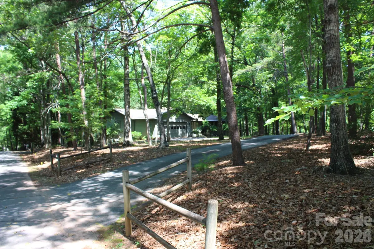 30 Oak LN, Columbus, NC 28722