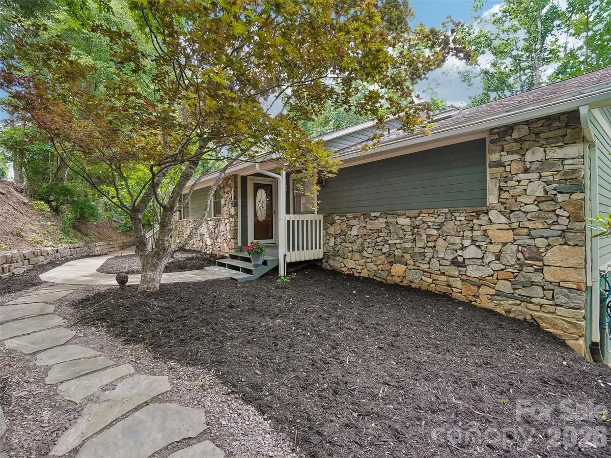 10 Chestnut Top CIR, Mills River, NC 28759