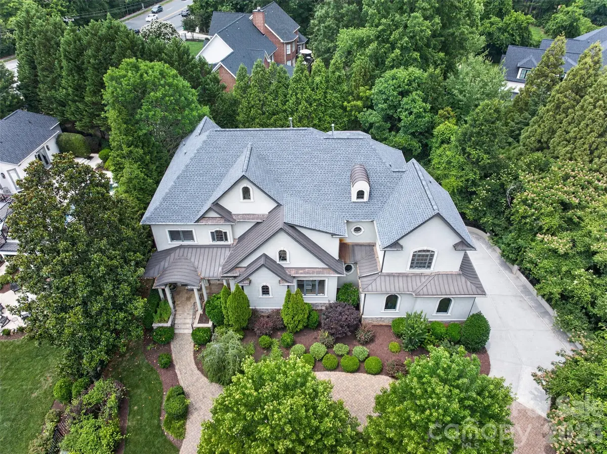 2132 Foxcroft Woods LN, Charlotte, NC 28211