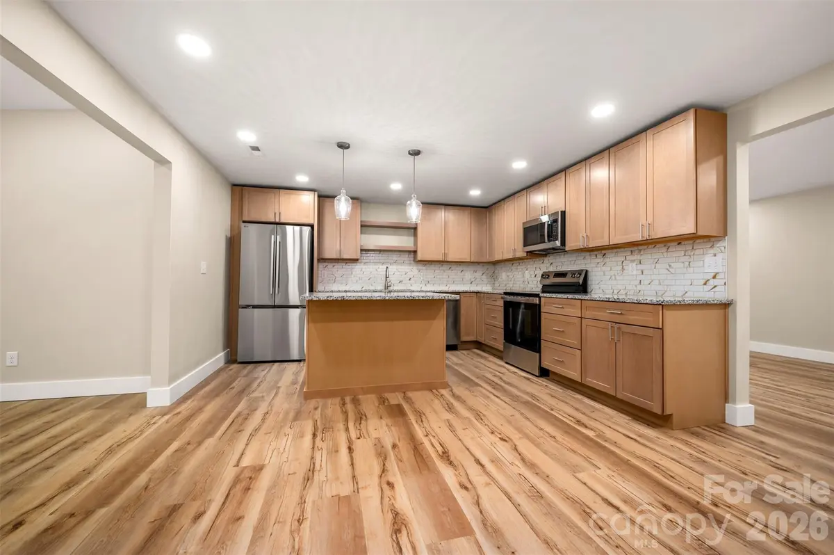 323 Stepp AVE, Hendersonville, NC 28739