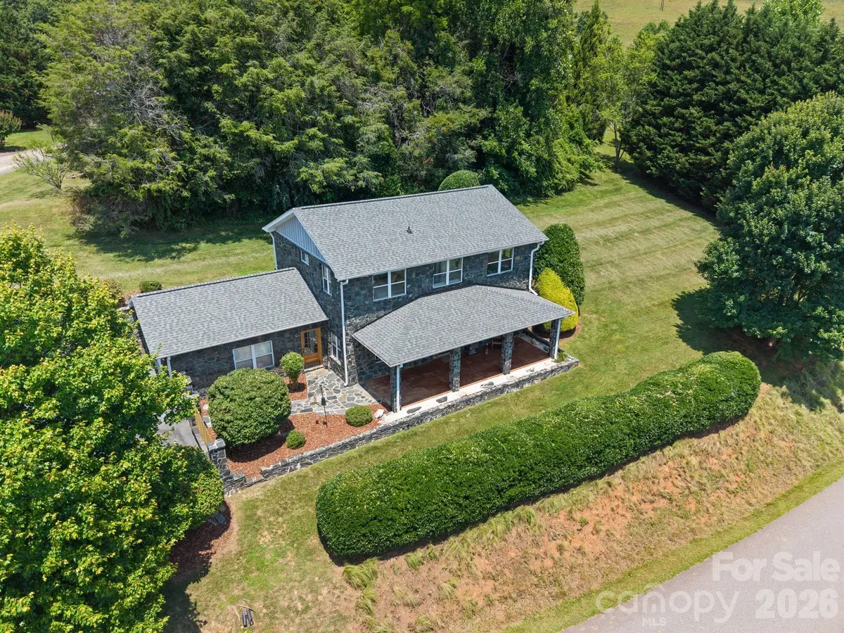 195 Oak LN, Mars Hill, NC 28754