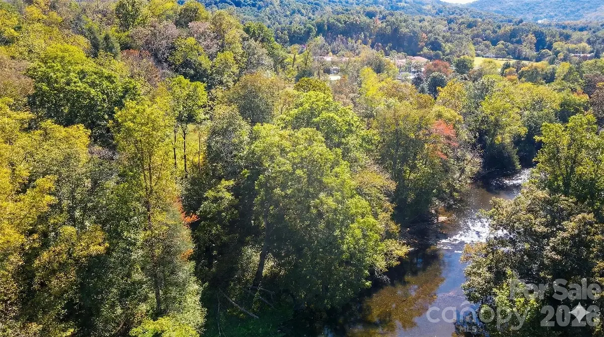 37 Amber LN, Clyde, NC 28721
