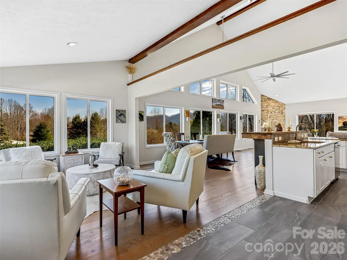 150 Hobby Horse LN, Hendersonville, NC 28792