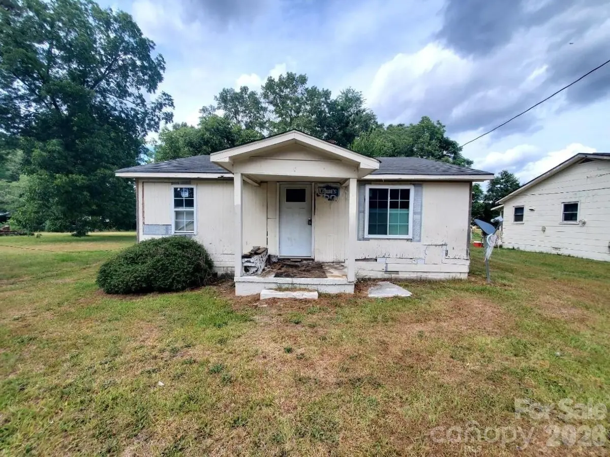 209 E James ST, La Grange, NC 28551
