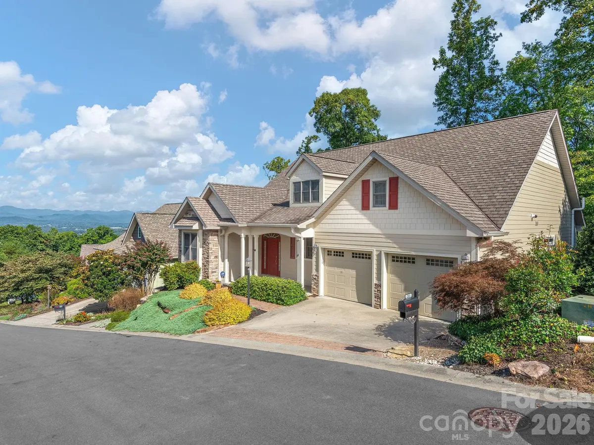 54 Deep Valley LN, Hendersonville, NC 28791