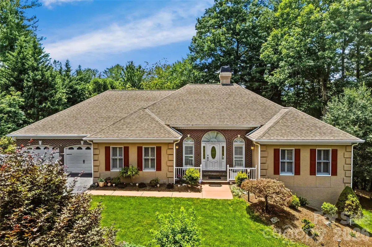 200 Teaberry LN, Hendersonville, NC 28739