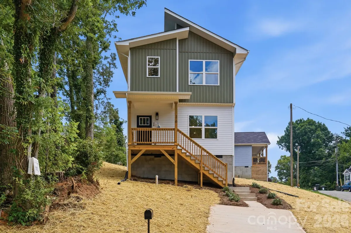 210 8th Avenue DR SE, Hickory, NC 28602