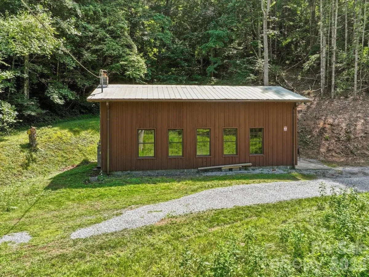 323 McCurrey RD, Burnsville, NC 28714