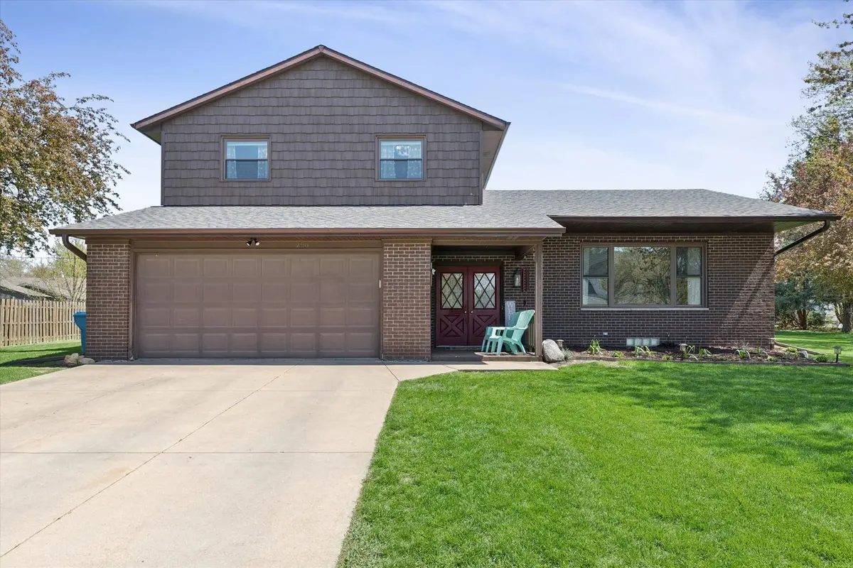 220 10th CIR, De Witt, IA 52742