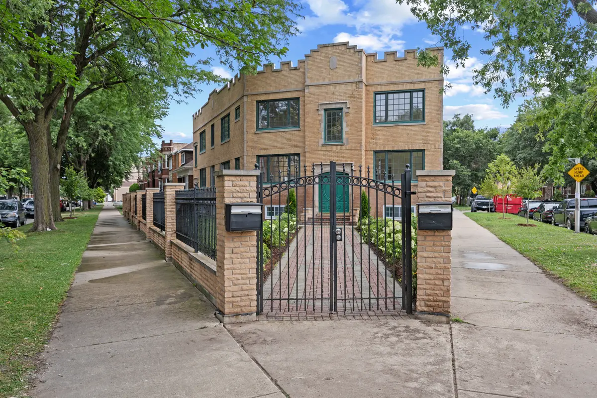 3107 N Harding AVE #3E, Chicago, IL 60618