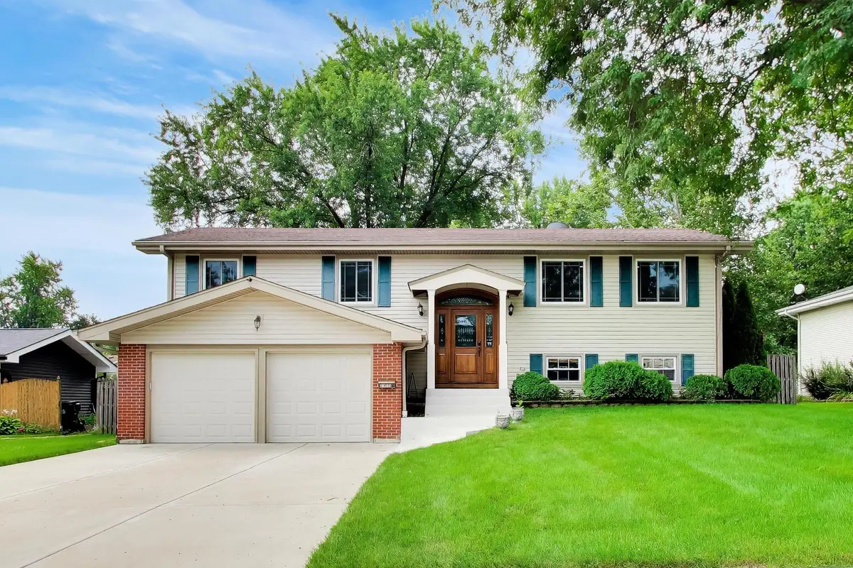 21W579 Kensington RD, Glen Ellyn, IL 60137
