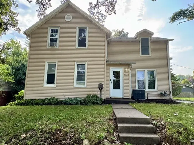 3220 Cleveland ST, Clinton, IA 52732