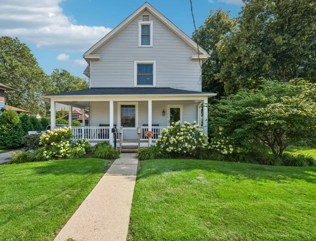 213 W Maple AVE, Libertyville, IL 60048