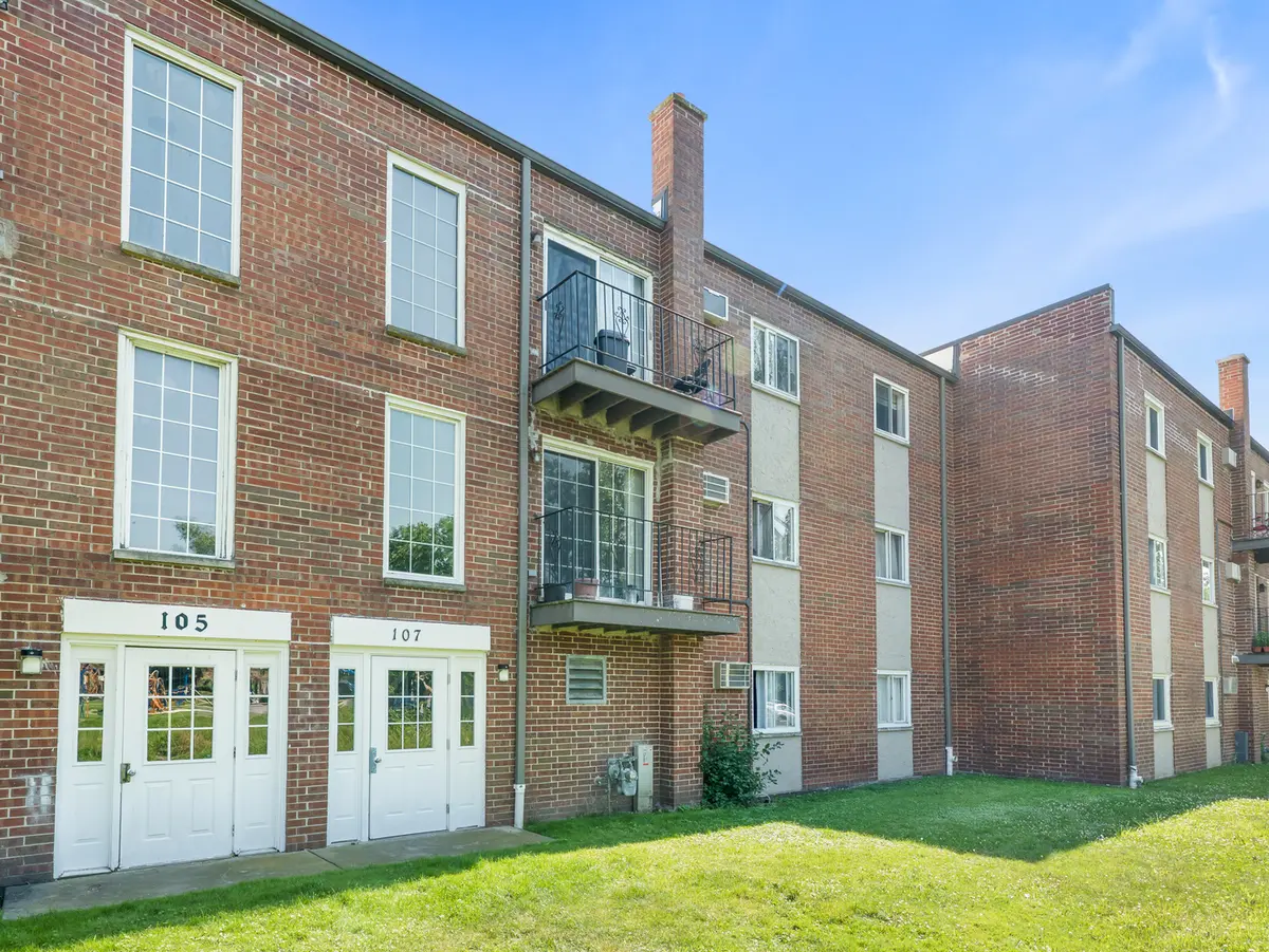 107 W Elk TRL #206, Carol Stream, IL 60188