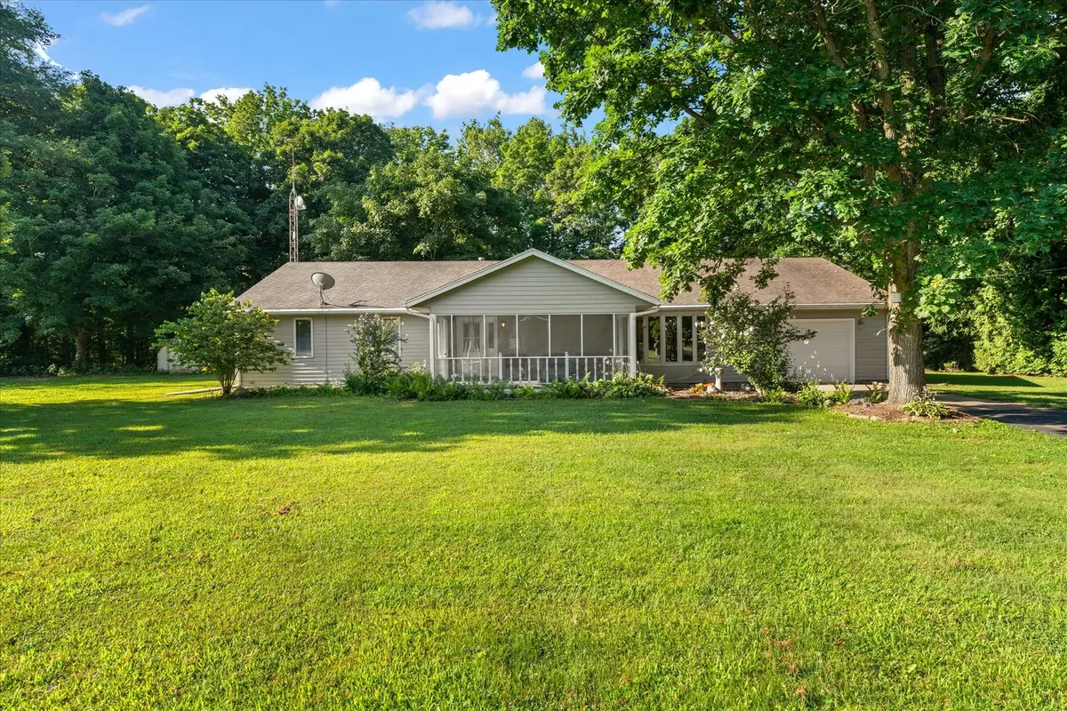 1430 Riverbend LN, White Heath, IL 61884
