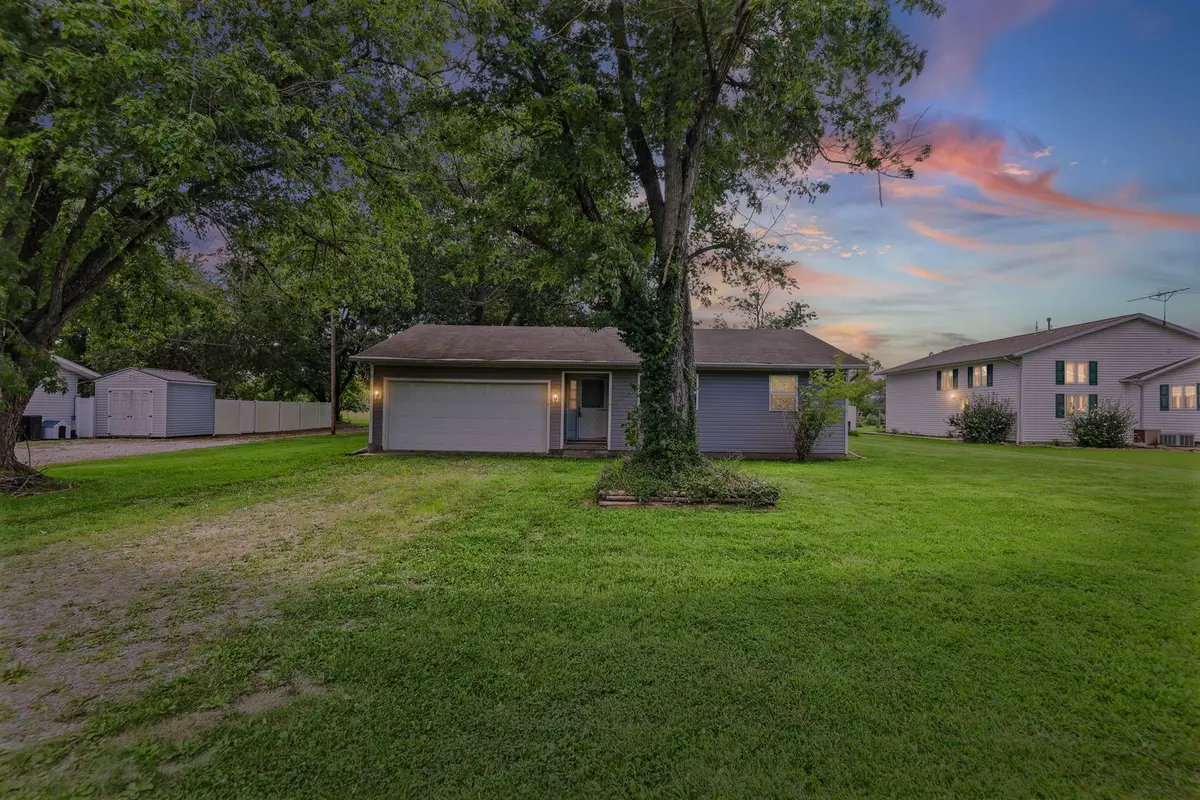 3275 Selmaville RD, Salem, IL 62881