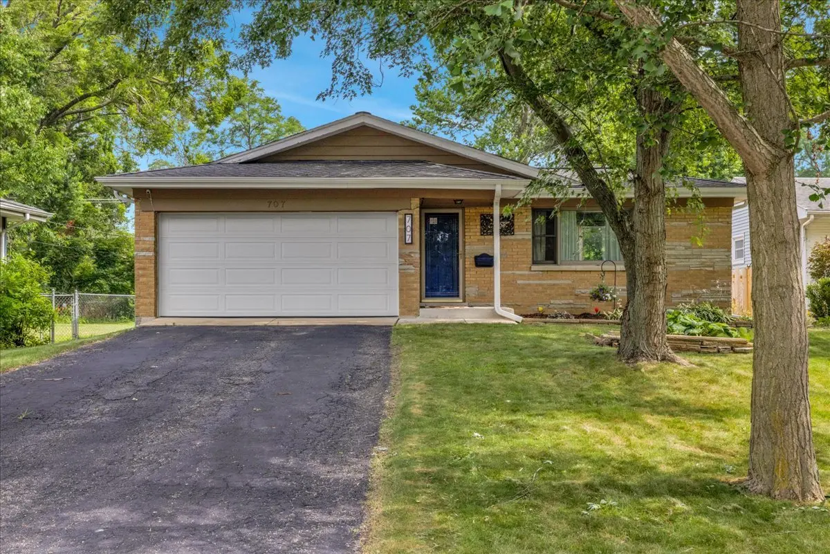 707 S Gables BLVD, Wheaton, IL 60189