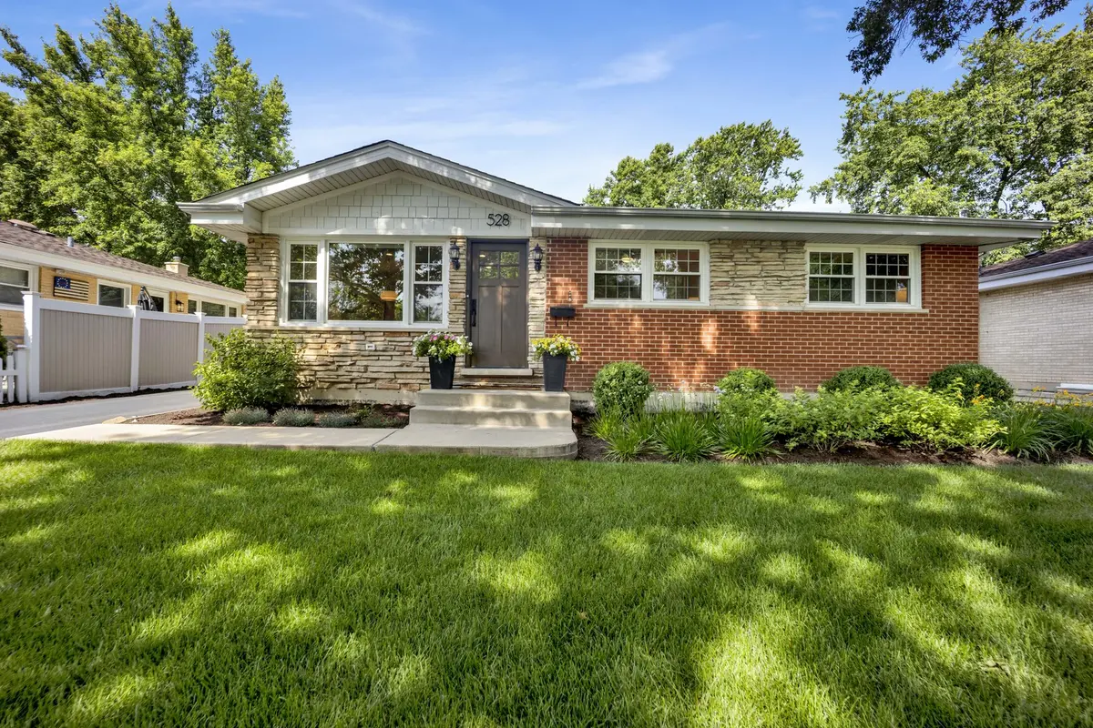 528 Kipling CT, Wheaton, IL 60187