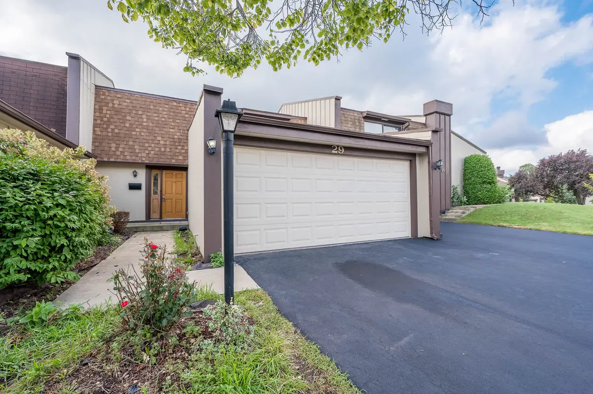 29 Westwood CT, Indian Head Park, IL 60525