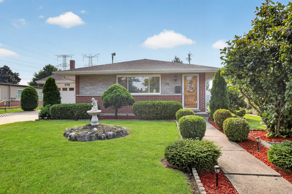 576 Dara James RD, Des Plaines, IL 60016