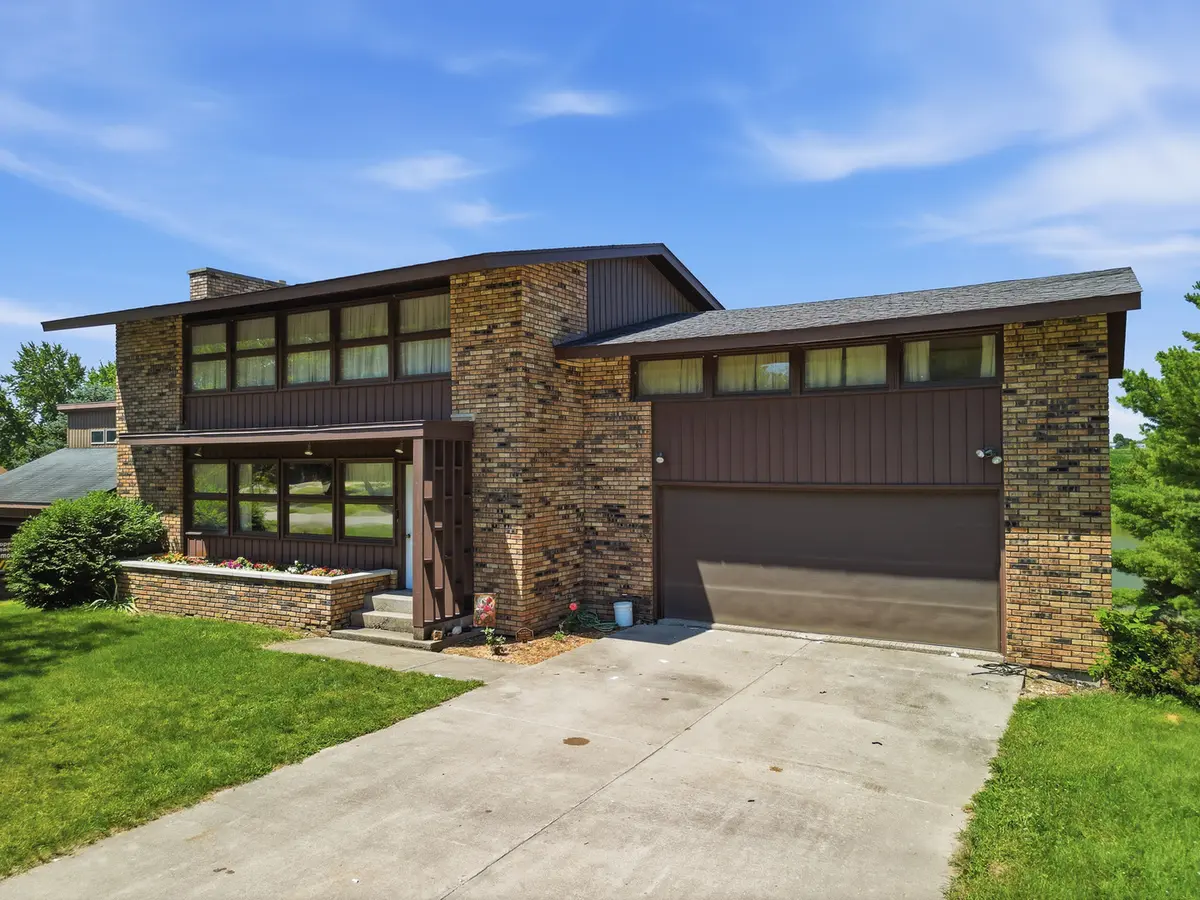 15721 Lakeside DR, Sterling, IL 61081