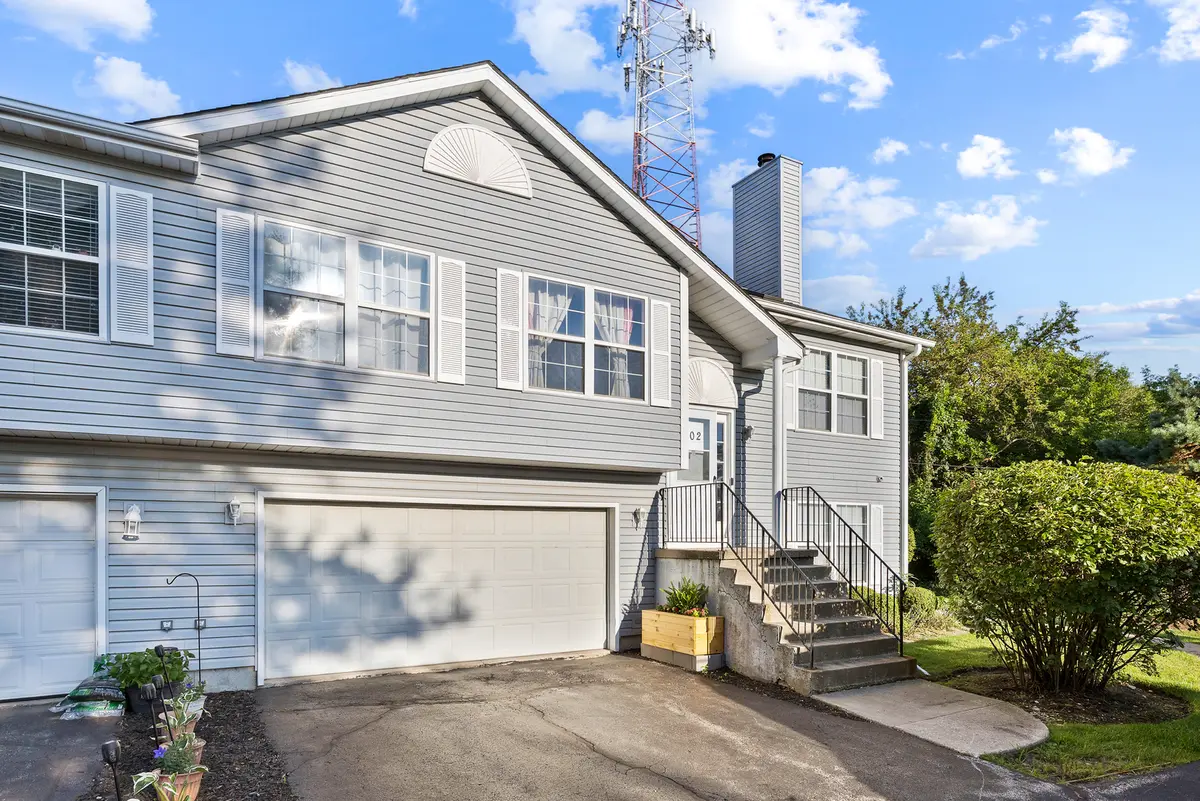 1002 Castleshire DR, Woodstock, IL 60098