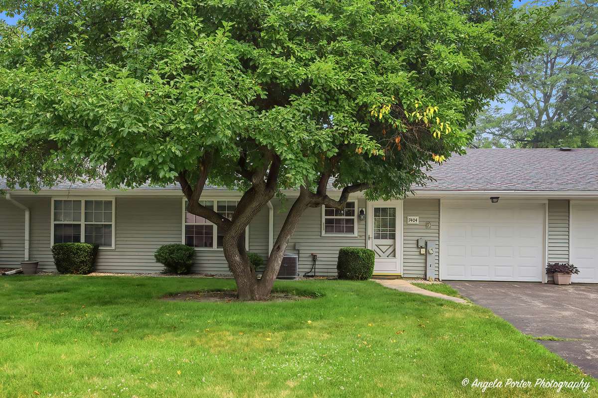 7404 Crest Hill CT #215, Fox Lake, IL 60020