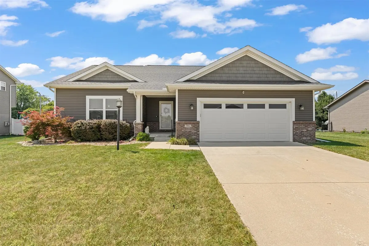 701 Red Bud DR, Mahomet, IL 61853