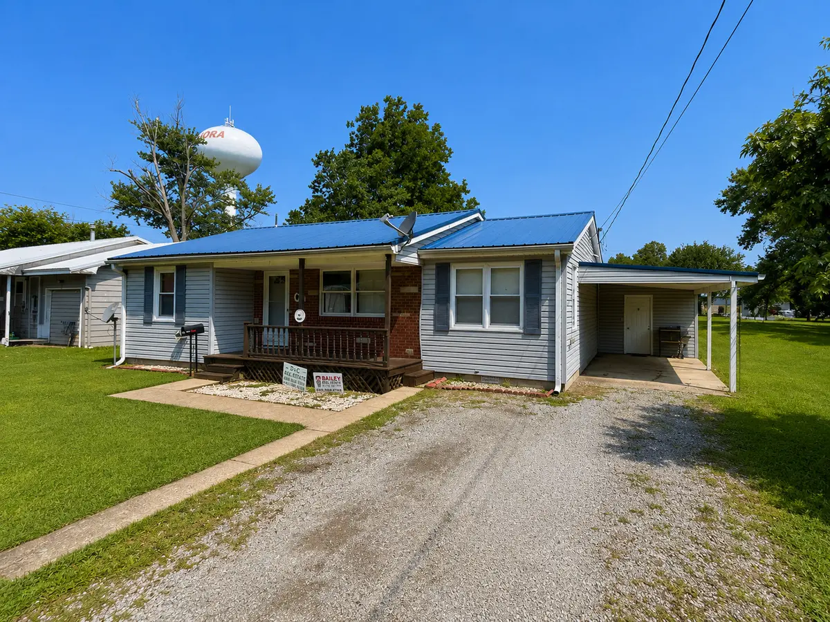 834 W 7th ST, Flora, IL 62839