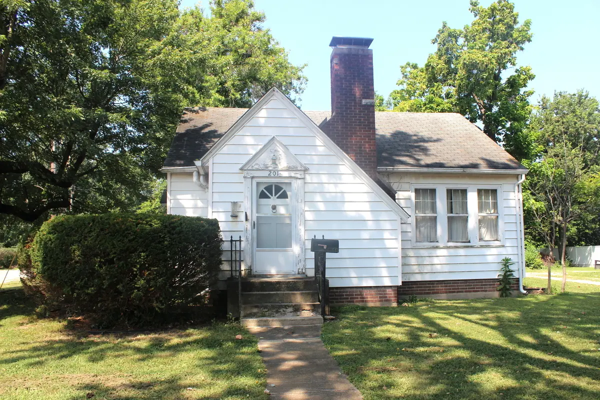 201 N College ST, Salem, IL 62881