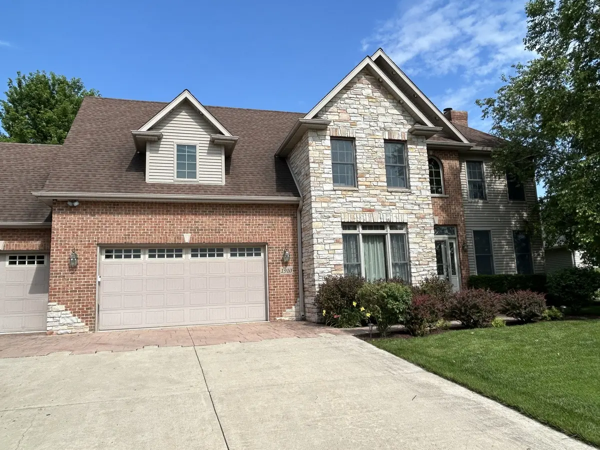 1910 Parkside DR, Sycamore, IL 60178