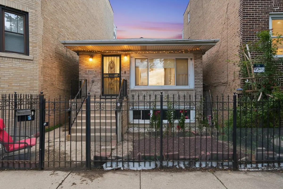 2922 W Nelson ST, Chicago, IL 60618